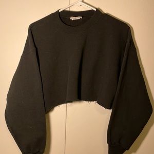 Black cropped long sleeve crewneck
